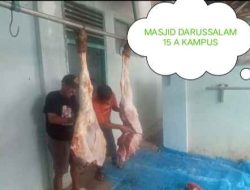 Panitia Pemotongan Hewan Qurban Masjid Darussalam 15 A Iringmulyo Bagikan Daging kepada Warga