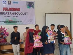 “Pelatihan Buat Bouquet” Sekolah tak Kenal Usia, Ayo Sekolah di SKB Metro Gratis