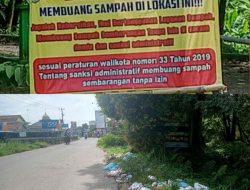 Meskipun Terpampang Jelas Banner Peringatan, Namun Sampah Berserakan di Perbatasan. Peran Dinas DLH Dipertanyakan