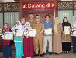 Disporapar Metro Bagikan Hadiah Pemenang Singing Competition 2025